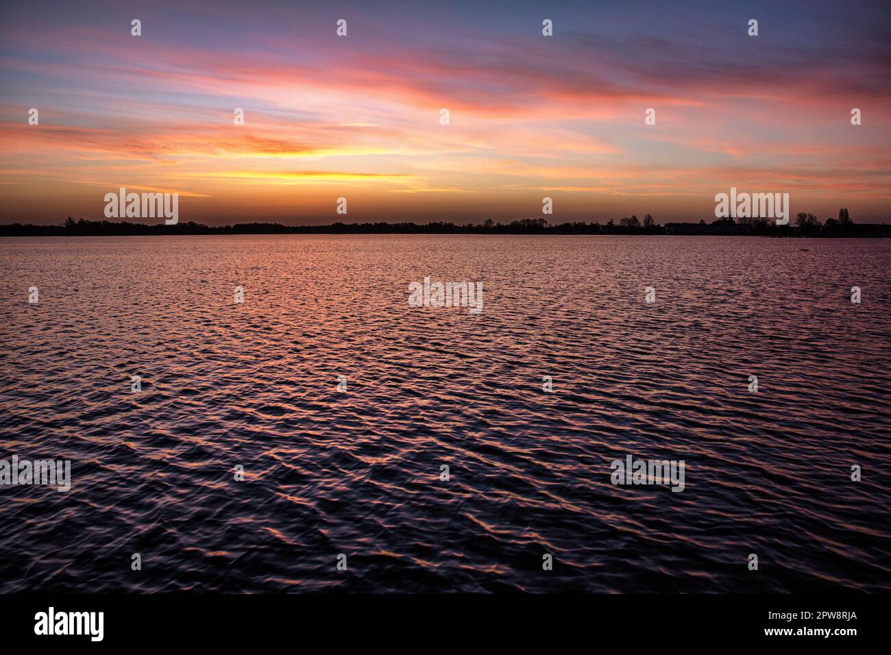 Pays-Bas, Loosdrecht, eau, lever du soleil. Banque D'Images