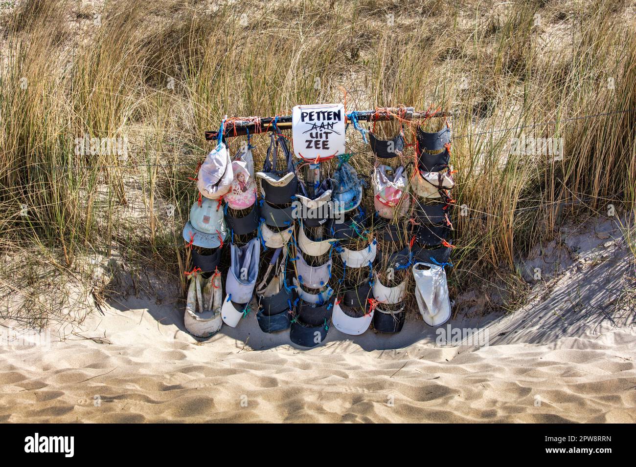 Pays-Bas. Petten. Le 'mur de la honte' à Petten est une galerie en plein air, conçue par Arnold Gronert. Il recueille tous les déchets sur environ 8 km de Banque D'Images