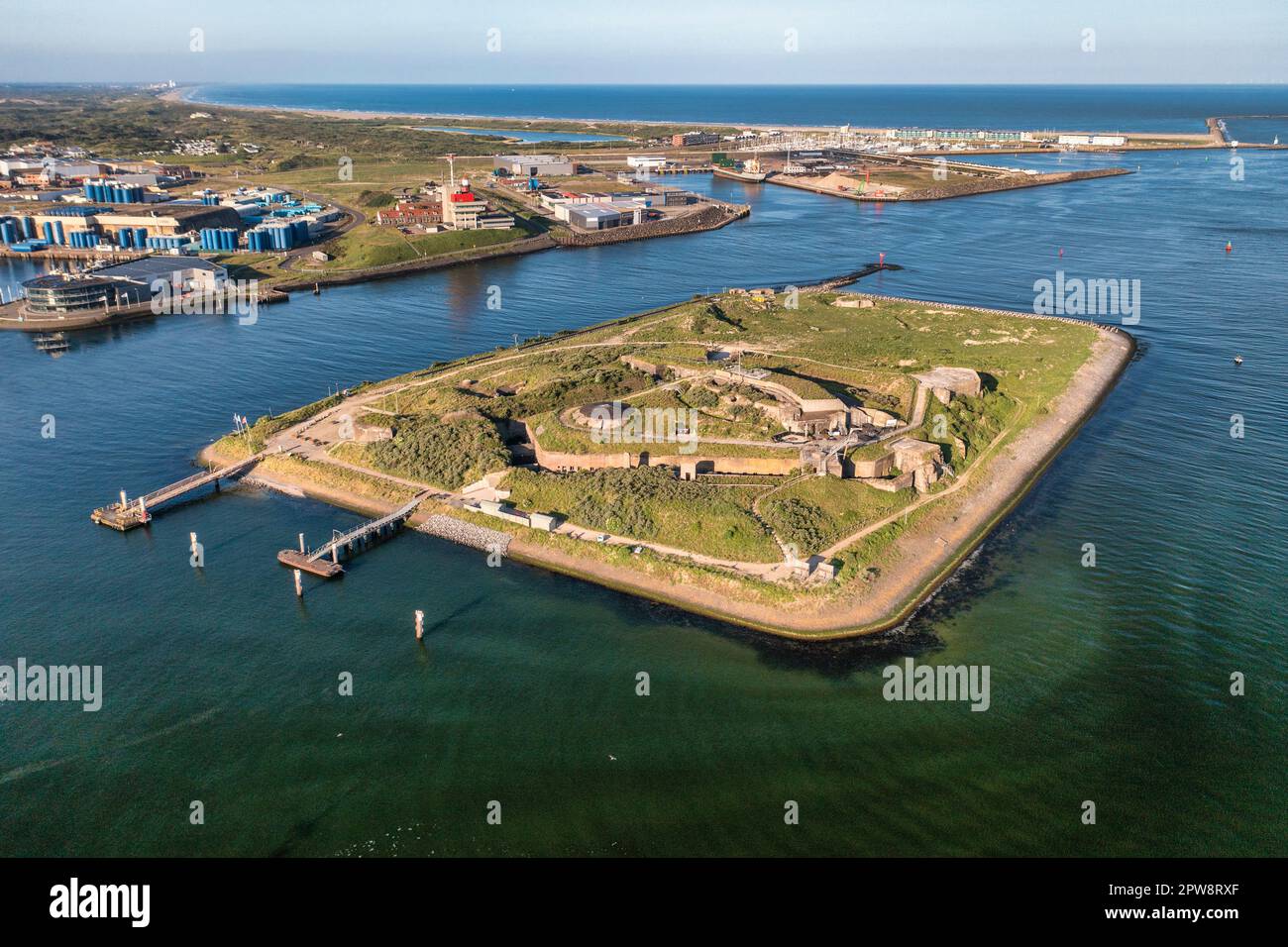 Pays-Bas, IJmuiden. Forteiland IJmuiden. Ligne de défense d'Amsterdam, site classé au patrimoine mondial de l'UNESCO. Vue aérienne. Banque D'Images