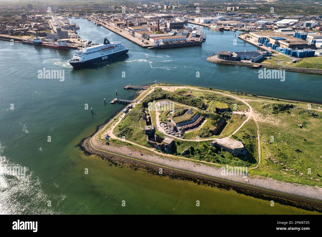 Pays-Bas, IJmuiden. Forteiland IJmuiden. Ligne de défense d'Amsterdam, site classé au patrimoine mondial de l'UNESCO. Antenne. Ferry DFDS. Vue aérienne. Banque D'Images