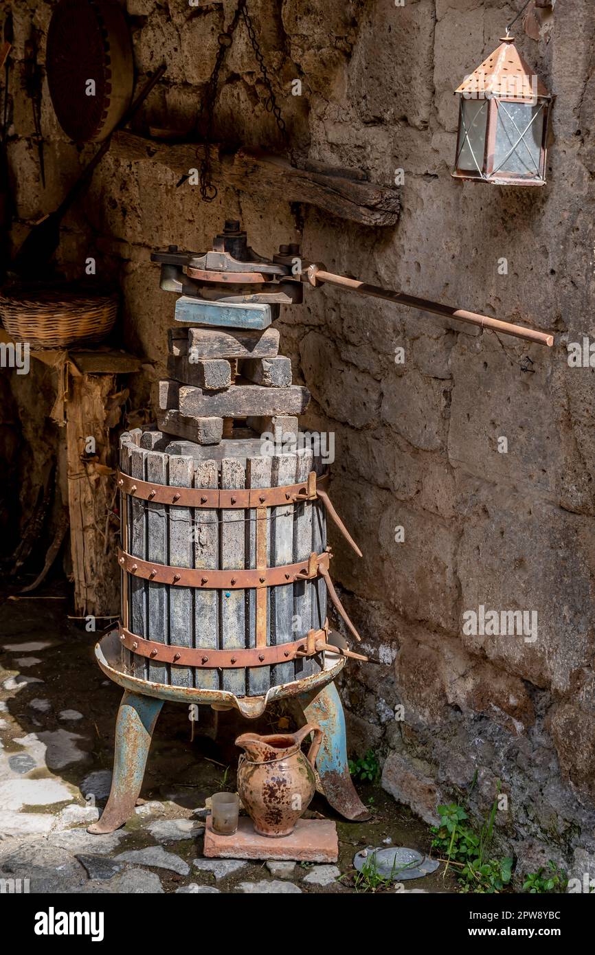 Une ancienne presse à raisins en bois dans la ville fantôme de Celleno, en Italie Banque D'Images