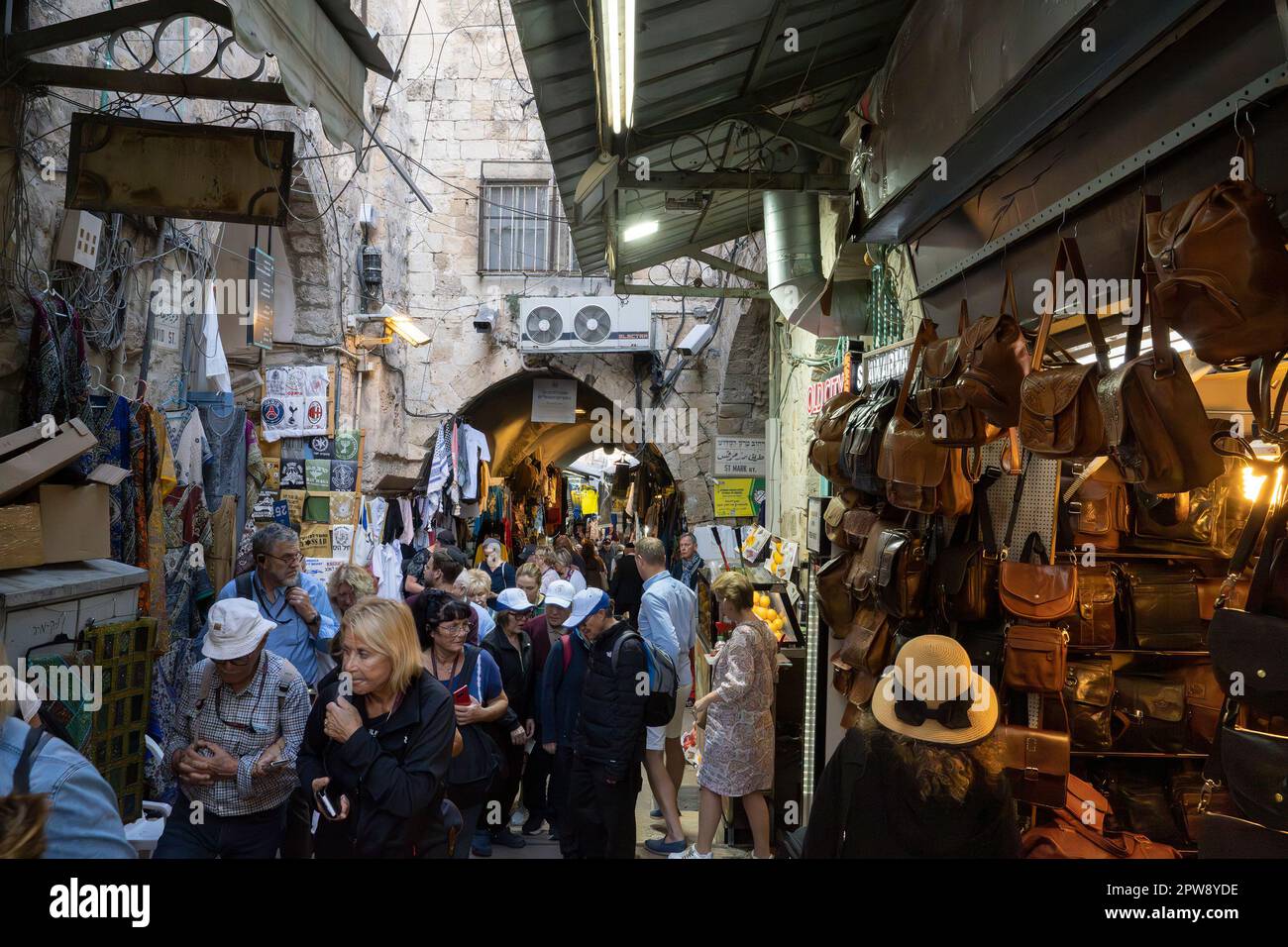 Jérusalem, Israël - 12 novembre 2022 : une allée surpeuplée dans le marché arabe de la vieille ville de Jérusalem, Israël. Banque D'Images