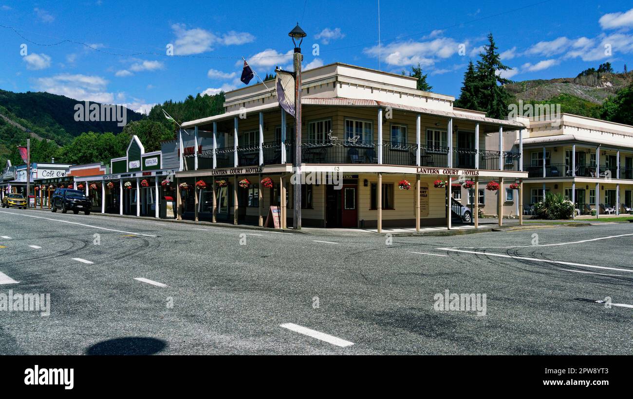 Reefton, Buller / Aotearoa / Nouvelle-Zélande - 30 décembre 2022: Paysage de rue de la rue principale de Reefton le Broadway regardant vers l'est en direction de Springs Junction. Banque D'Images