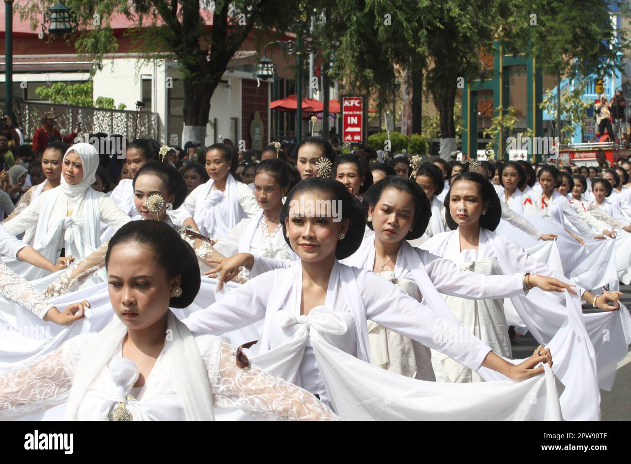 Surakarta, Indonésie. 29th avril 2023. Les gens participent à un événement marquant la Journée internationale de la danse à Surakarta, Java central, Indonésie, 29 avril 2023. Credit: Bram Selo/Xinhua/Alamy Live News Banque D'Images