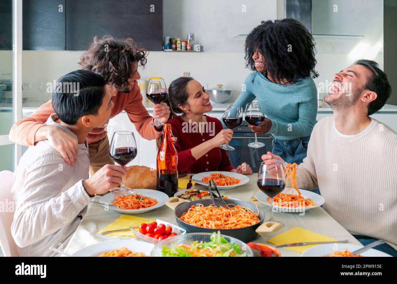 Verres de vin blanc vus lors d'une soirée amicale ou d'un dîner de pâtes Banque D'Images