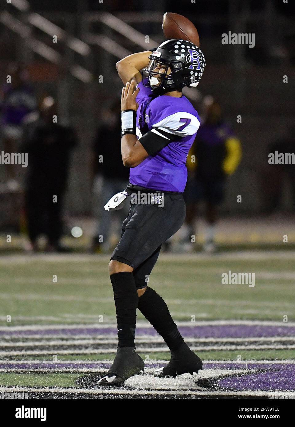 Rancho Cucamonga, CA. 8th novembre 2019. Top Quarterback Prospect CJ Stroud #7 de Rancho Cucamonga en action contre Murrieta Valley.CIF-SS Prep football DIV 2 Playoff Varsity Murrieta Valley contre Rancho Cucamonga.Louis Lopez/Modern exposition. Crédit : csm/Alay Live News Banque D'Images