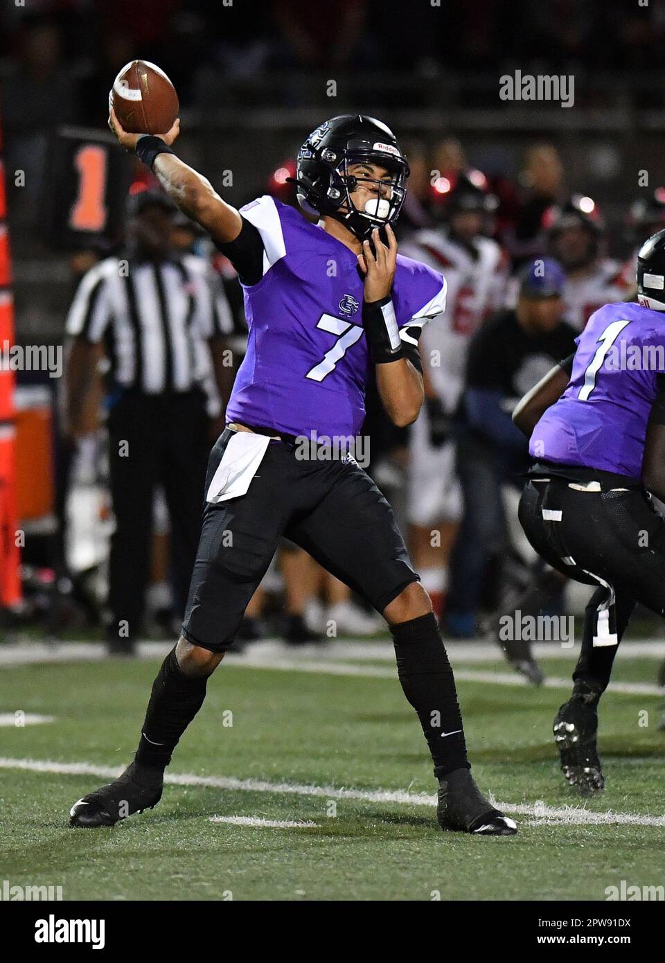 Rancho Cucamonga, CA. 8th novembre 2019. Top Quarterback Prospect CJ Stroud #7 de Rancho Cucamonga en action contre Murrieta Valley.CIF-SS Prep football DIV 2 Playoff Varsity Murrieta Valley contre Rancho Cucamonga.Louis Lopez/Modern exposition. Crédit : csm/Alay Live News Banque D'Images