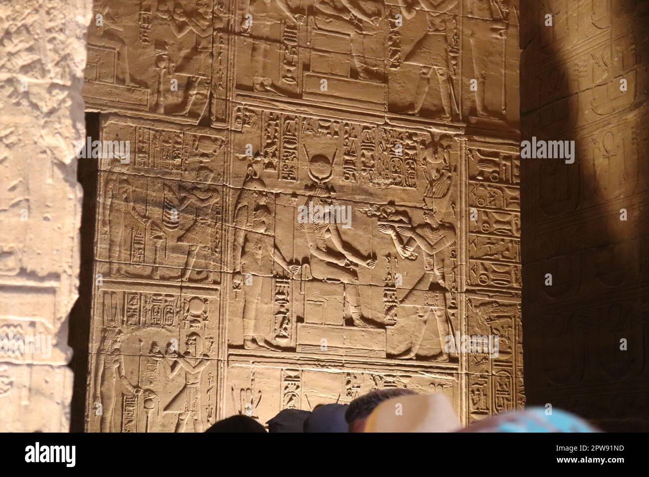 Sculptures égyptiennes anciennes et relief mural au temple pharaonique Banque D'Images