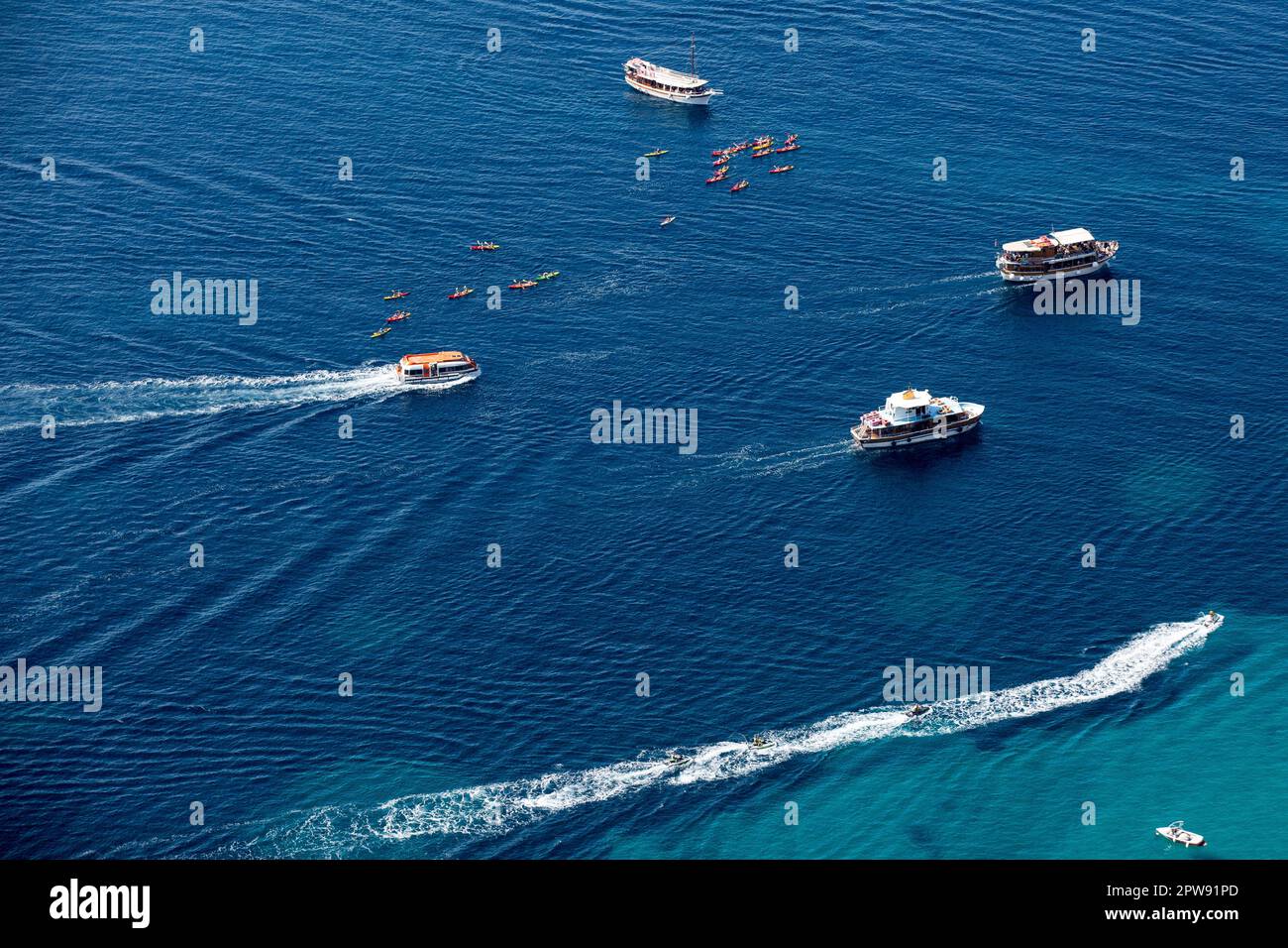 Des bateaux à passagers sont vus près de l'entrée du vieux port de Dubrovnik dans la vieille ville de Dubrovnik.la vieille ville de Dubrovnik est située sur la côte dalmate, Devenue une importante puissance maritime méditerranéenne à partir du 13th siècle, elle est aujourd'hui au centre d'un important programme de restauration coordonné par l'UNESCO. Banque D'Images