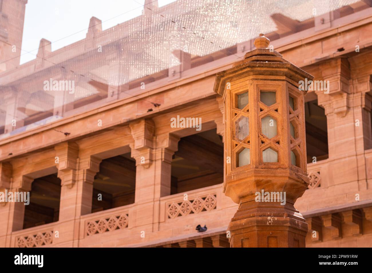 décor artistique lumière faite de pierre rouge le jour à partir de l'image d'angle plat est prise à umaid bhawan palace jodhpur inde. Banque D'Images