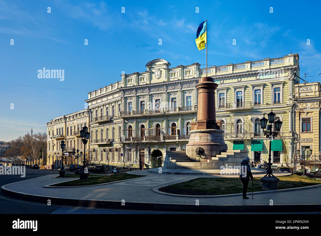 Place Ekaterininskaya avec monument démantelé d'Ekaterine II et drapeau ukrainien en développement à Odessa Ukraine. Banque D'Images
