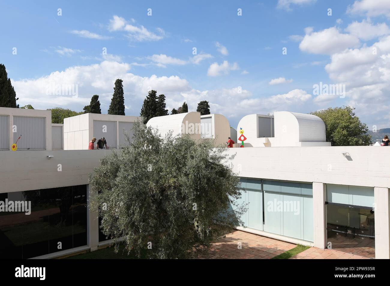 Barcelone, Espagne. Le toit de la Fondation Joan Miró présente une sculpture colorée de l'artiste « la caresse d'un oiseau » Banque D'Images