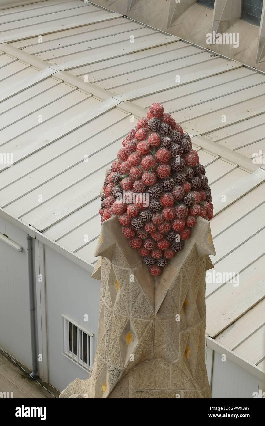 Barcelone, Espagne. Sagrada Família. Panier de fruits sur la façade de la Nativité Banque D'Images