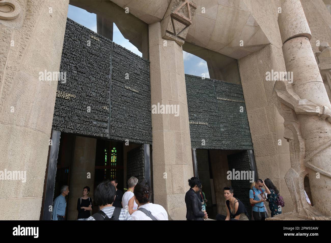 Barcelone, Espagne. Mots de la Bible dans différentes langues, qui sont écrits au-dessus de l'entrée de la cathédrale de la Sagrada Familia Banque D'Images