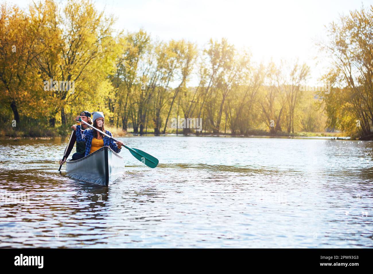 Prendre leur canoë sur les eaux calmes. un jeune couple va faire une