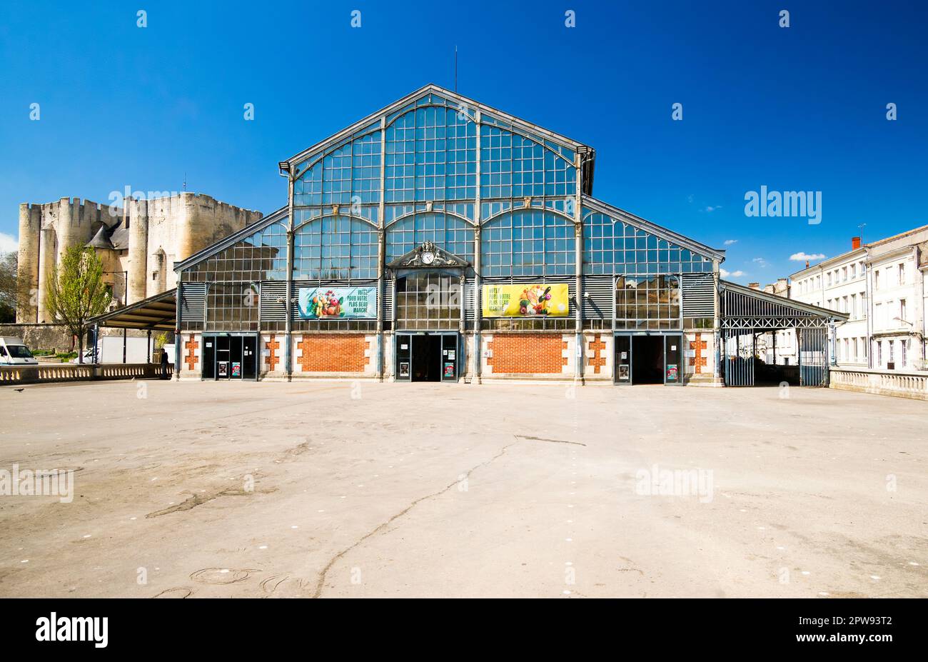Marché intérieur par beau temps, Niort, France Banque D'Images