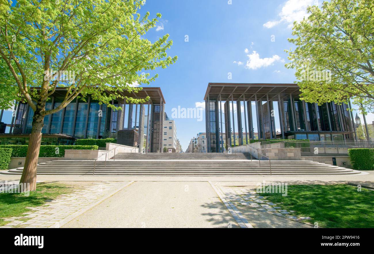 Bâtiment moderne dans les jardins de Breche par beau temps, Niort, France Banque D'Images