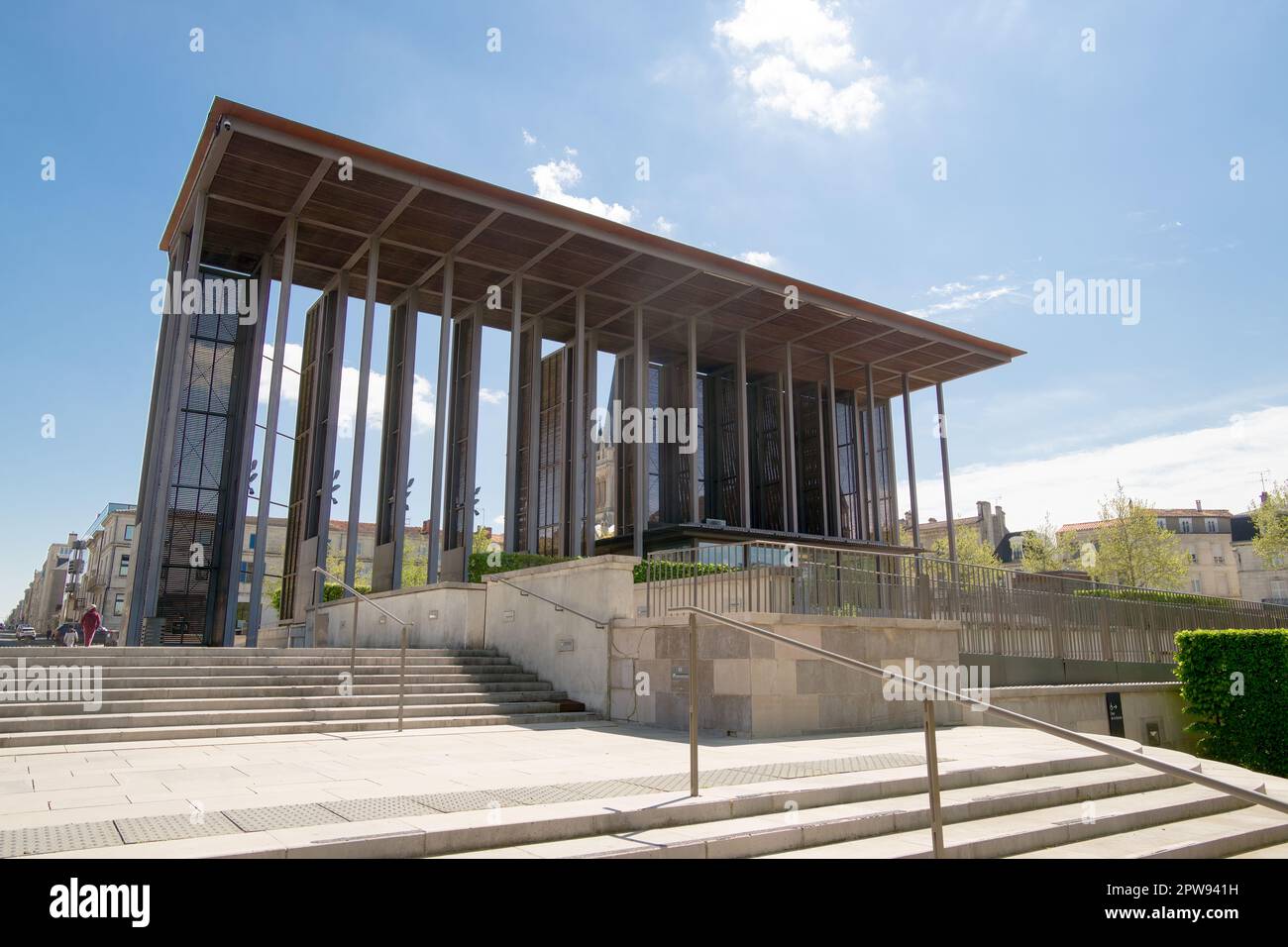 Bâtiment moderne dans les jardins de Breche par temps ensoleillé Banque D'Images