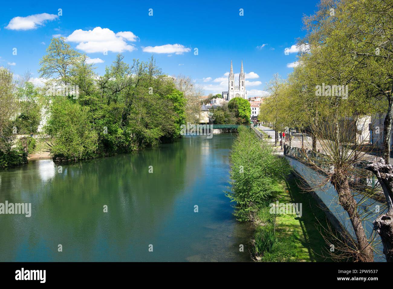 L'église Saint Andrew, et la rivière 'evre Niortaise' à Niort par une journée ensoleillée. Banque D'Images