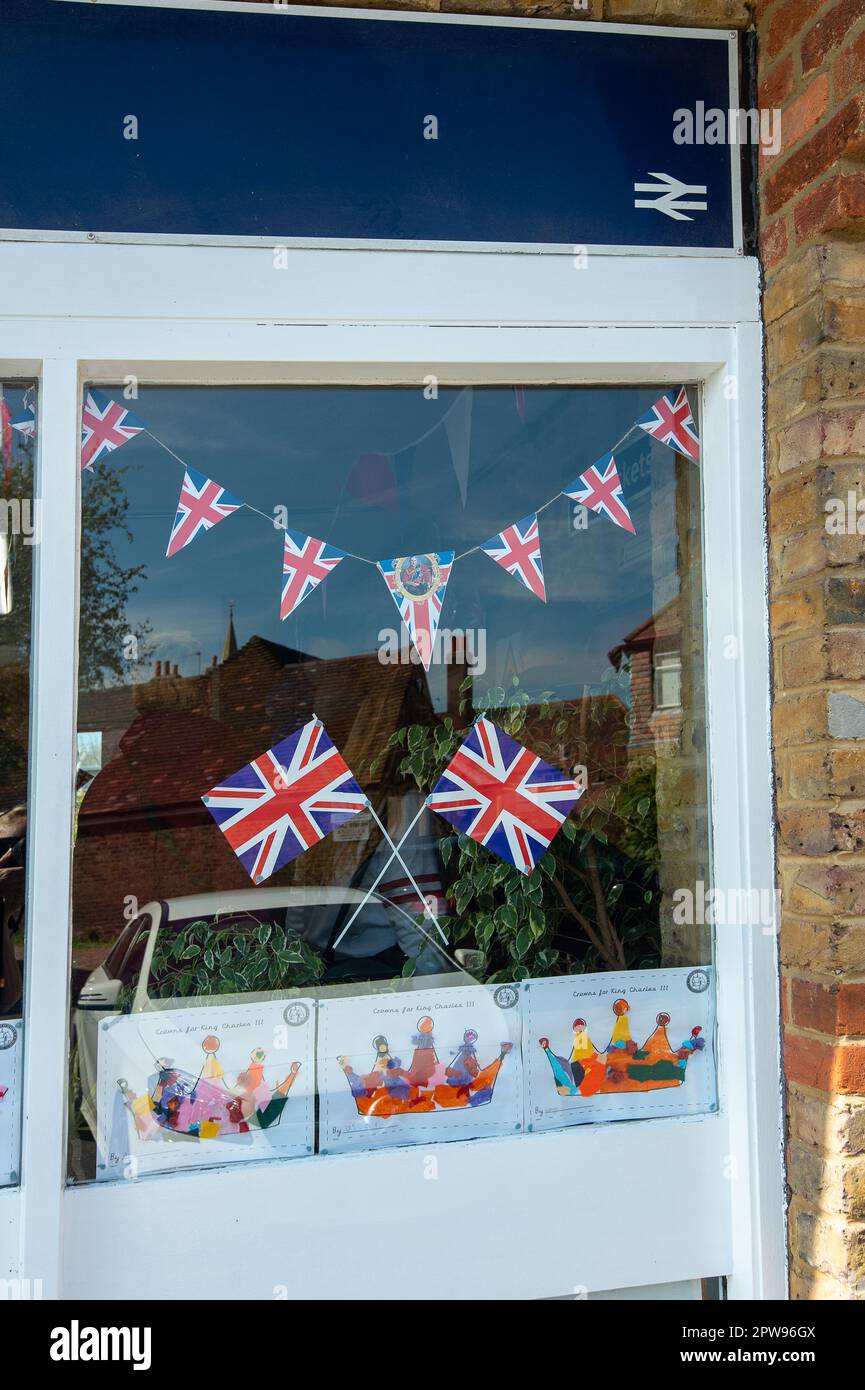 Datchet, Berkshire, Royaume-Uni. 29th avril 2023. La gare de Datchet dans le Berkshire a été décorée avec de belles œuvres d'art pour enfants d'une école locale avec des ballons et des banderoles. C'est maintenant un peu plus d'une semaine jusqu'à ce que le Coronation et Londres soient très occupés avec les touristes et les visiteurs. Crédit : Maureen McLean/Alay Live News Banque D'Images