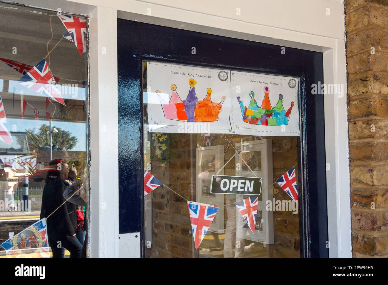 Datchet, Berkshire, Royaume-Uni. 29th avril 2023. La gare de Datchet dans le Berkshire a été décorée avec de belles œuvres d'art pour enfants d'une école locale avec des ballons et des banderoles. C'est maintenant un peu plus d'une semaine jusqu'à ce que le Coronation et Londres soient très occupés avec les touristes et les visiteurs. Crédit : Maureen McLean/Alay Live News Banque D'Images