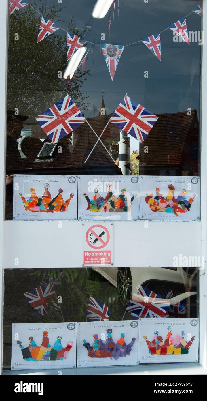 Datchet, Berkshire, Royaume-Uni. 29th avril 2023. La gare de Datchet dans le Berkshire a été décorée avec de belles œuvres d'art pour enfants d'une école locale avec des ballons et des banderoles. C'est maintenant un peu plus d'une semaine jusqu'à ce que le Coronation et Londres soient très occupés avec les touristes et les visiteurs. Crédit : Maureen McLean/Alay Live News Banque D'Images