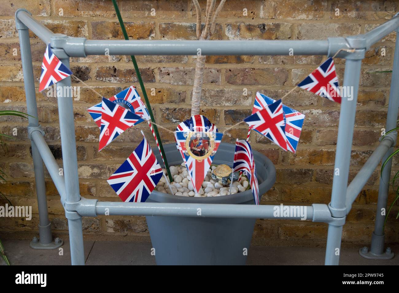 Datchet, Berkshire, Royaume-Uni. 29th avril 2023. La gare de Datchet dans le Berkshire a été décorée avec de belles œuvres d'art pour enfants d'une école locale avec des ballons et des banderoles. C'est maintenant un peu plus d'une semaine jusqu'à ce que le Coronation et Londres soient très occupés avec les touristes et les visiteurs. Crédit : Maureen McLean/Alay Live News Banque D'Images