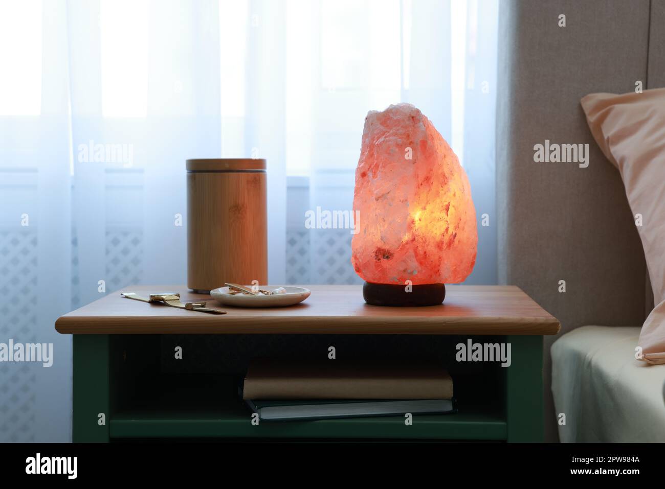 Lampe au sel de l'Himalaya, ioniseur d'air et accessoires sur la table de  nuit dans la chambre Photo Stock - Alamy