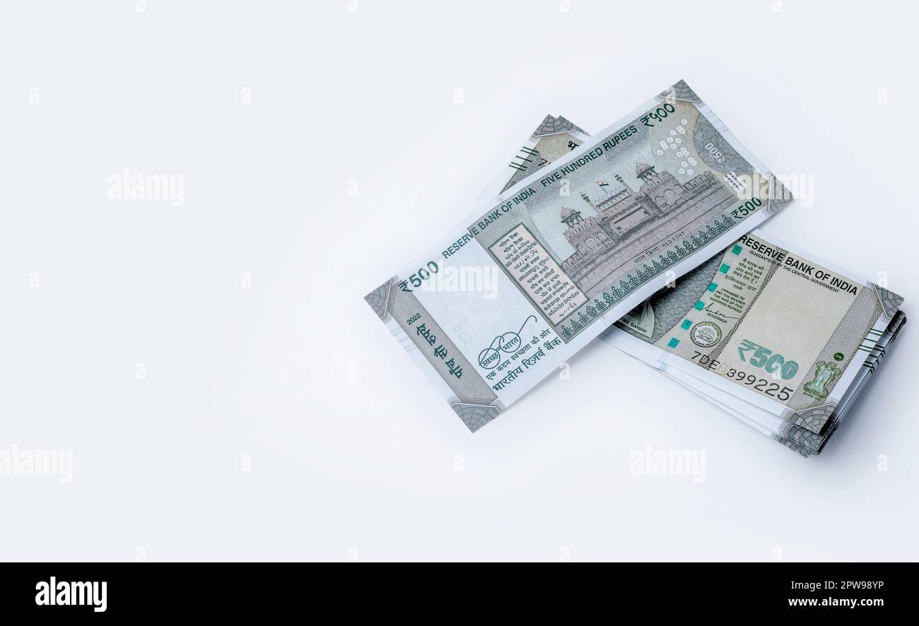 Monnaie indienne, pile d'argent isolée sur fond blanc avec espace de copie pour le texte. Banque D'Images