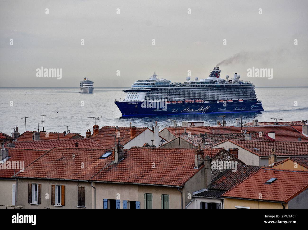 Marseille, France. 29th avril 2023. Le bateau de croisière Mein Schiff 4 arrive au port méditerranéen français de Marseille. Crédit : SOPA Images Limited/Alamy Live News Banque D'Images