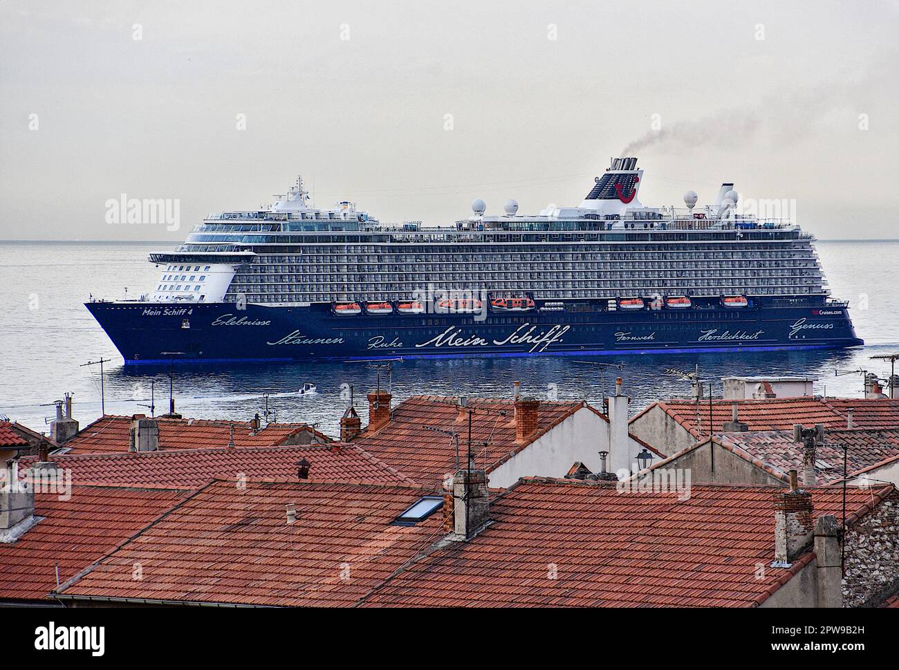 Marseille, France. 29th avril 2023. Le bateau de croisière Mein Schiff 4 arrive au port méditerranéen français de Marseille. (Photo de Gerard Bottino/SOPA Images/Sipa USA) crédit: SIPA USA/Alay Live News Banque D'Images