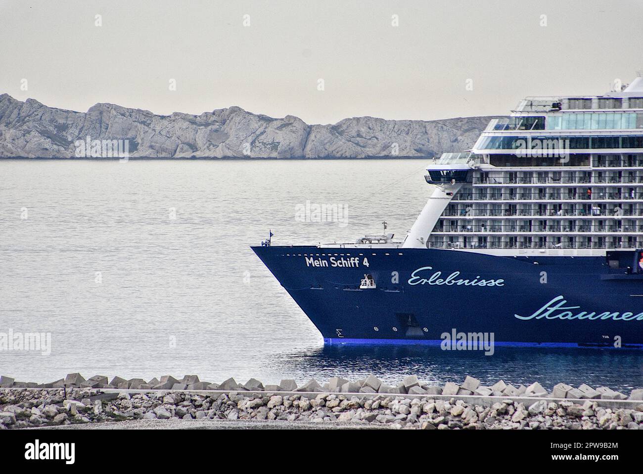 Marseille, France. 29th avril 2023. Le bateau de croisière Mein Schiff 4 arrive au port méditerranéen français de Marseille. (Photo de Gerard Bottino/SOPA Images/Sipa USA) crédit: SIPA USA/Alay Live News Banque D'Images