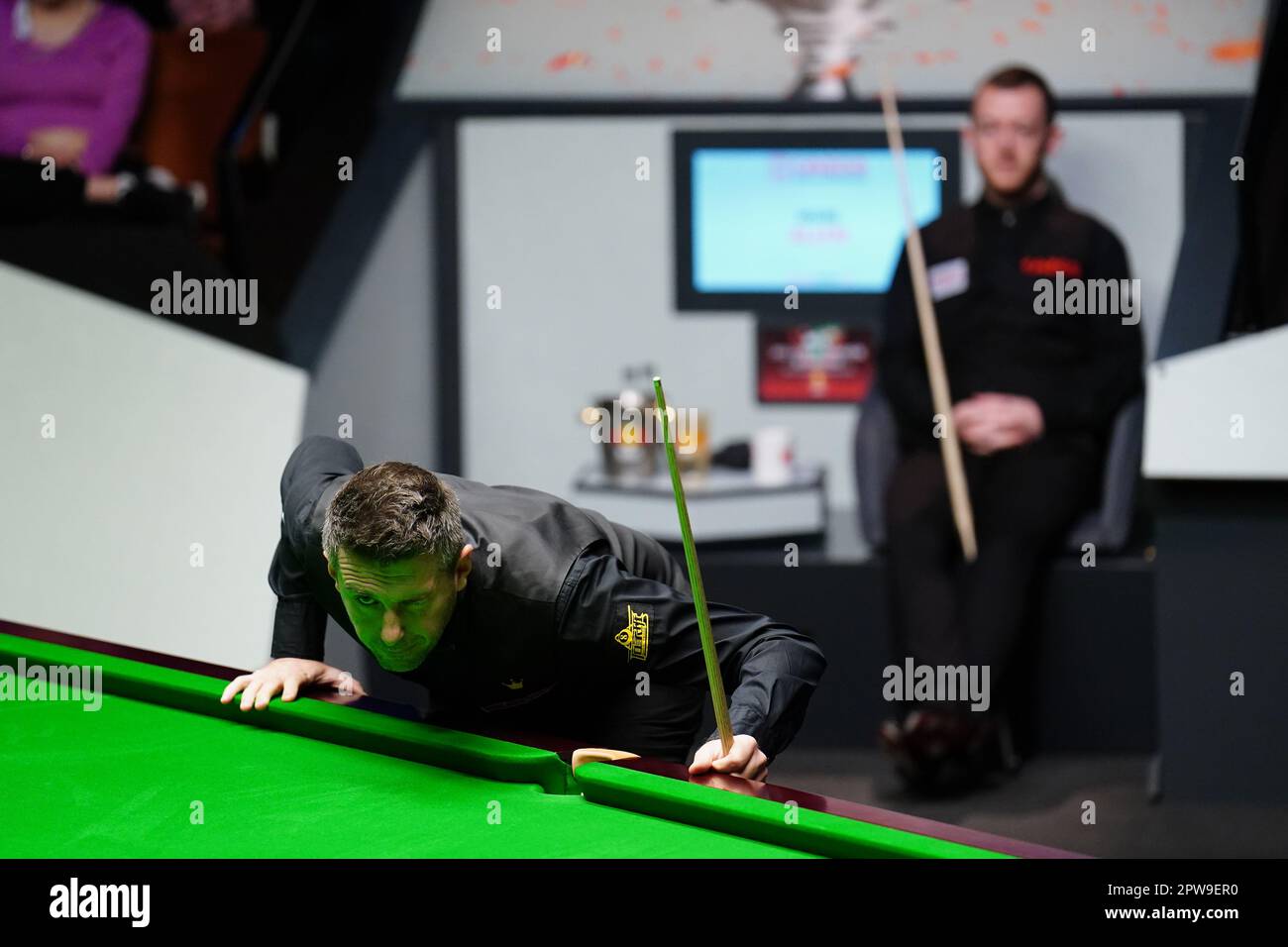 Mark Selby en action contre Mark Allen (à droite) le 15 e jour du Championnat du monde de Snooker de Cazoo au Crucible Theatre, Sheffield. Date de la photo: Samedi 29 avril 2023. Banque D'Images