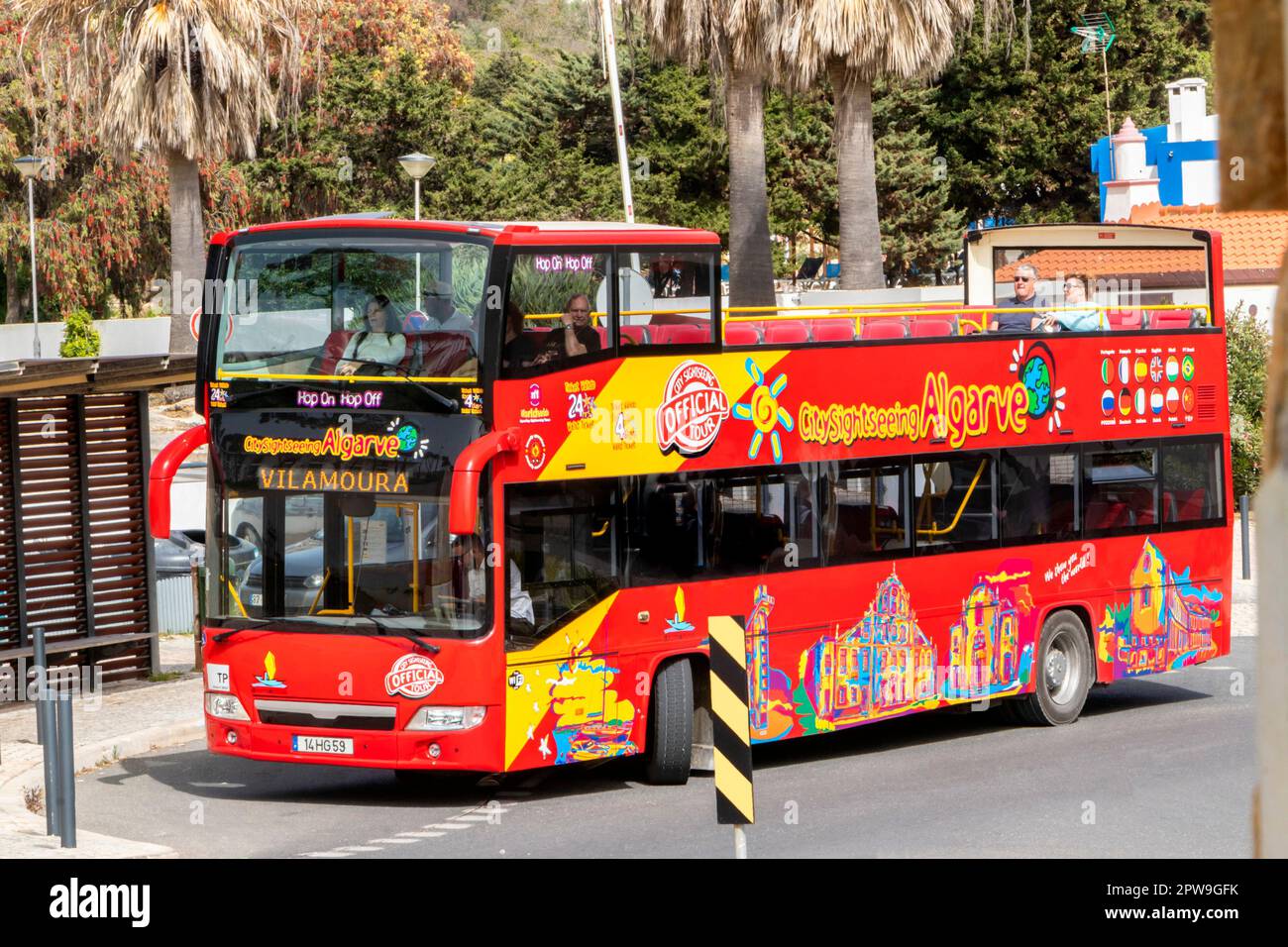 bus touristique à impériale à toit ouvert rouge à albufeira, algarve, portugal, à destination de vilamoura Banque D'Images
