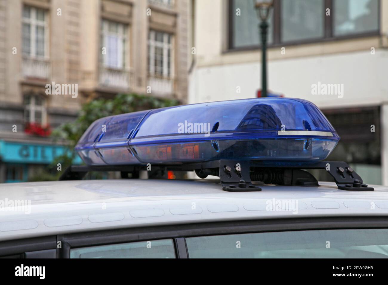 Sirène au sommet d'une voiture de police belge. Banque D'Images