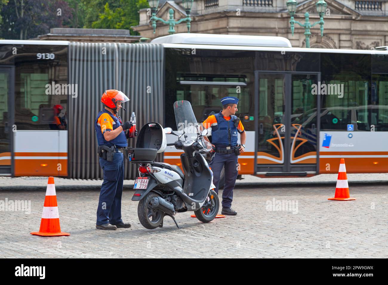 Bruxelles, Belgique - 02 juillet 2019 : deux policiers à l'extérieur du Palais royal. Banque D'Images