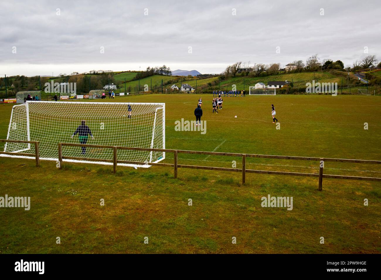 Les équipes locales de football de filles se réchauffent sur le terrain de Fahy, dans le comté de Fhaithche, en république d'irlande Banque D'Images