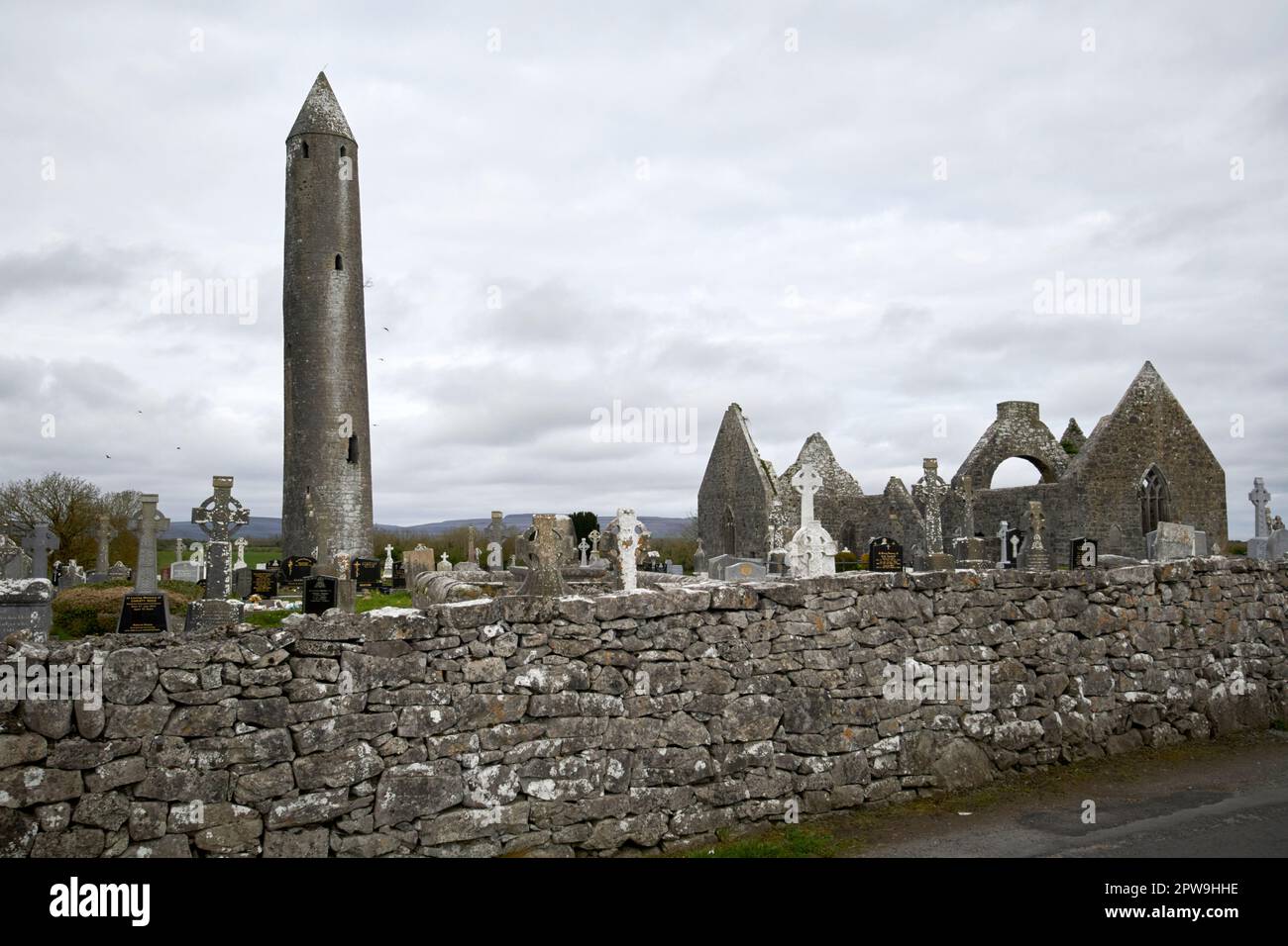 Monastère de Kilmacduagh comté de galway république d'irlande Banque D'Images