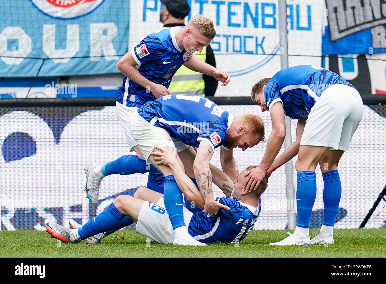 Kaiserslautern, Allemagne. 29th avril 2023. Football: 2nd Bundesliga, 1. FC Kaiserslautern - Hansa Rostock, Matchday 30, Fritz-Walter-Stadion. Kai Pröger (ci-dessous), le marqueur de but de Rostock, célèbre avec ses coéquipiers après avoir marqué le but 0:1. Crédit : Uwe Anspach/dpa - REMARQUE IMPORTANTE : Conformément aux exigences de la DFL Deutsche Fußball Liga et de la DFB Deutscher Fußball-Bund, il est interdit d'utiliser ou d'avoir utilisé des photos prises dans le stade et/ou du match sous forme de séquences et/ou de séries de photos de type vidéo./dpa/Alay Live News Banque D'Images