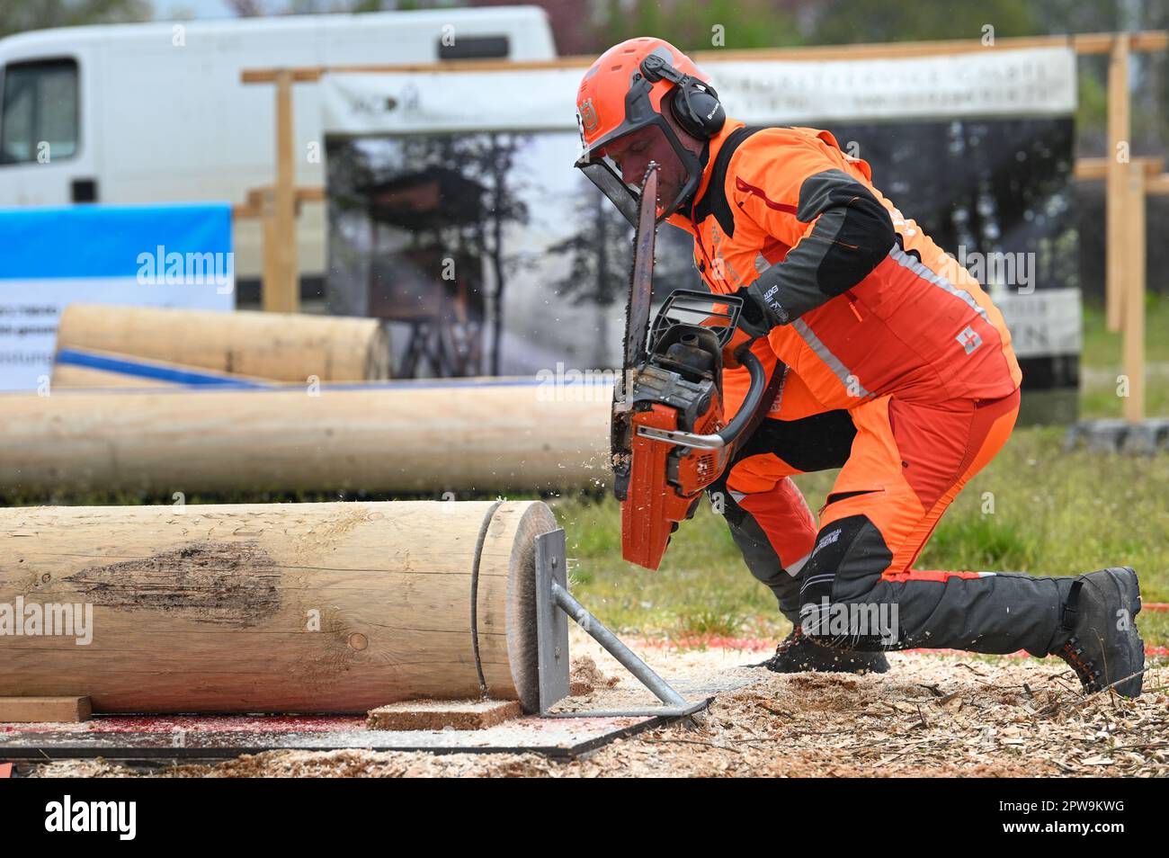 Eisleben, Allemagne. 29th avril 2023. Danny Kloska de Saxe-Anhalt dans la compétition de coupe de précision. Aux Championnats Mansfeld Lumberjack 12th, 50 participants de toute l'Allemagne concourent dans un large éventail de disciplines. Credit: Heiko Rebsch/dpa/Alay Live News Banque D'Images