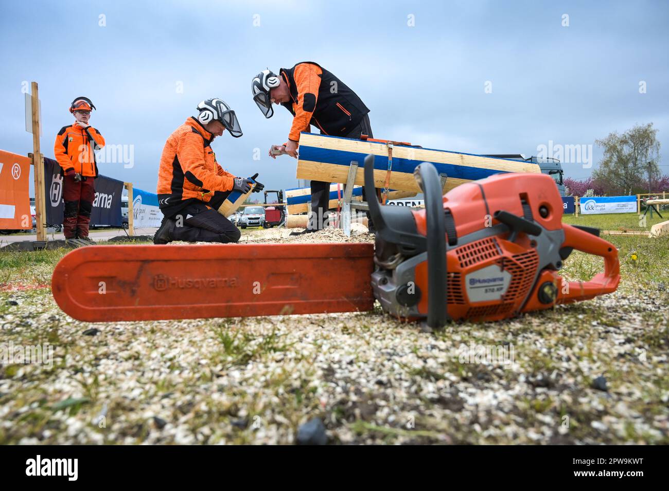 Eisleben, Allemagne. 29th avril 2023. Les arbitres Roland Schuppe (l.) et OLAF Jensen inspectent une coupure dans la compétition combi-coupeur. Samedi, les vrais champions ont pris la ligne de départ au championnat Mansfeld Woodcoutting 12th à Eisleben (quartier Mansfeld-Südharz). Au total, les participants se sont affrontés dans cinq disciplines. Credit: Heiko Rebsch/dpa/Alay Live News Banque D'Images