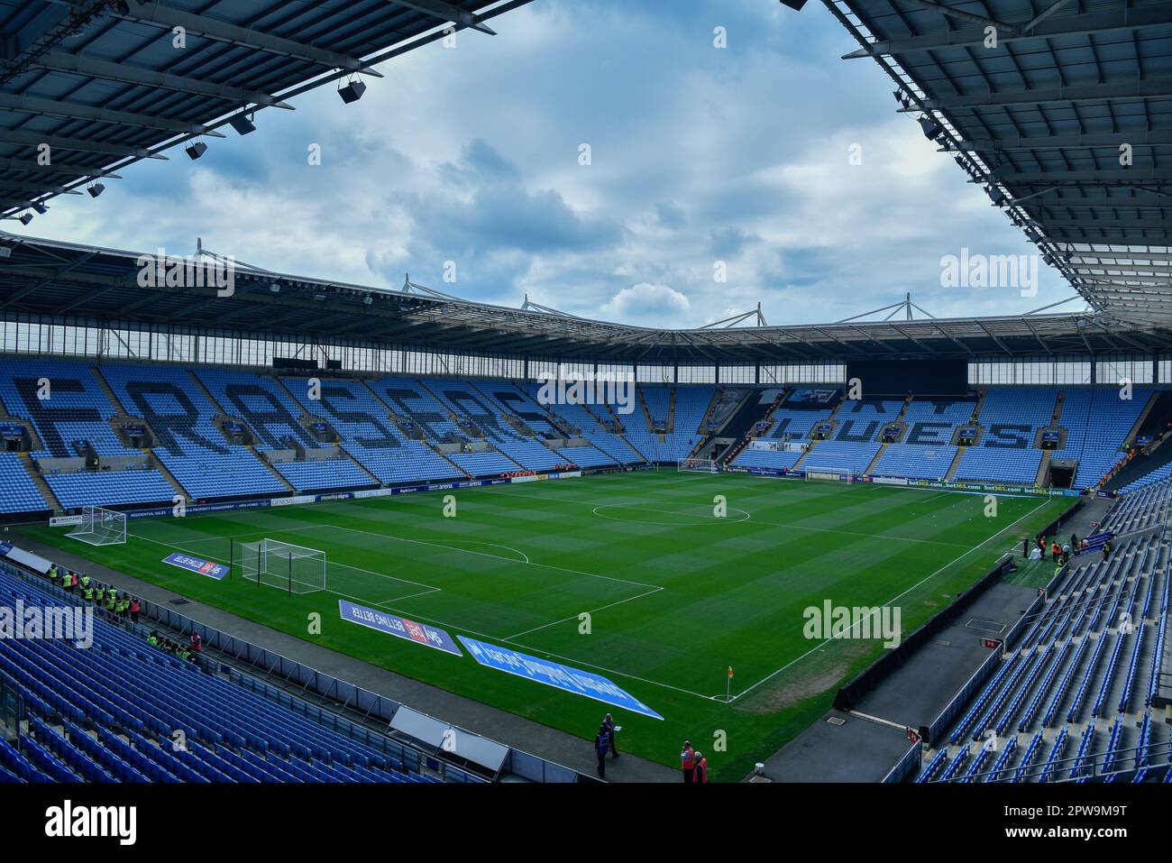 Coventry, Royaume-Uni. 29th avril 2023. 29th avril 2023 ; Coventry Building Society Arena, Coventry, Angleterre ; EFL Championship, Coventry City versus Birmingham City ; Une vue générale de CBS Arena montrant le terrain et se tient avant le coup d'envoi Credit: Action plus Sports Images/Alay Live News Banque D'Images