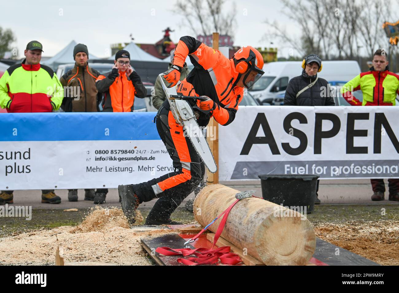 Eisleben, Allemagne. 29th avril 2023. Marco Trabert de Bavière dans la compétition de coupe de précision. Aux Championnats Mansfeld Lumberjack 12th, 50 participants de toute l'Allemagne concourent dans un large éventail de disciplines. Credit: Heiko Rebsch/dpa/Alay Live News Banque D'Images