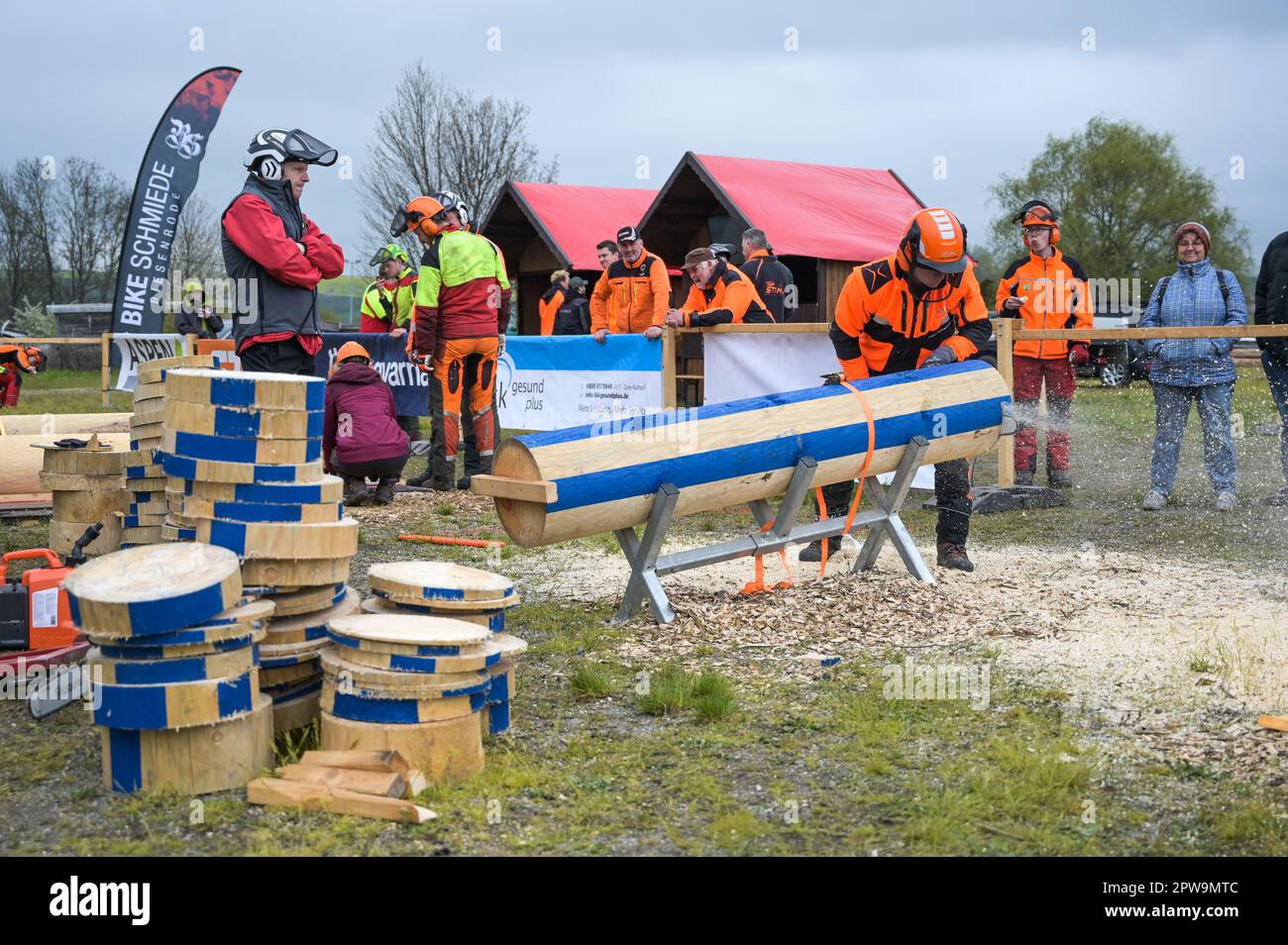 Eisleben, Allemagne. 29th avril 2023. Julian Schwender, de Bavière, dans le concours de combinaison de coupe. Aux Championnats Mansfeld Lumberjack 12th, 50 participants de toute l'Allemagne concourent dans un large éventail de disciplines. Credit: Heiko Rebsch/dpa/Alay Live News Banque D'Images