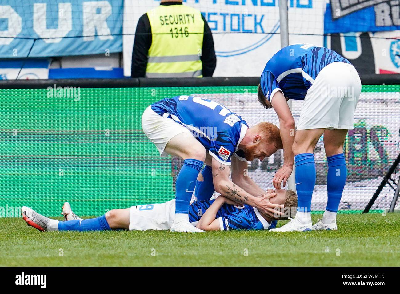 Kaiserslautern, Allemagne. 29th avril 2023. Football: 2nd Bundesliga, 1. FC Kaiserslautern - Hansa Rostock, Matchday 30, Fritz-Walter-Stadion. Kai Pröger (ci-dessous), le marqueur de but de Rostock, célèbre avec ses coéquipiers après avoir marqué le but 0:1. Crédit : Uwe Anspach/dpa - REMARQUE IMPORTANTE : Conformément aux exigences de la DFL Deutsche Fußball Liga et de la DFB Deutscher Fußball-Bund, il est interdit d'utiliser ou d'avoir utilisé des photos prises dans le stade et/ou du match sous forme de séquences et/ou de séries de photos de type vidéo./dpa/Alay Live News Banque D'Images