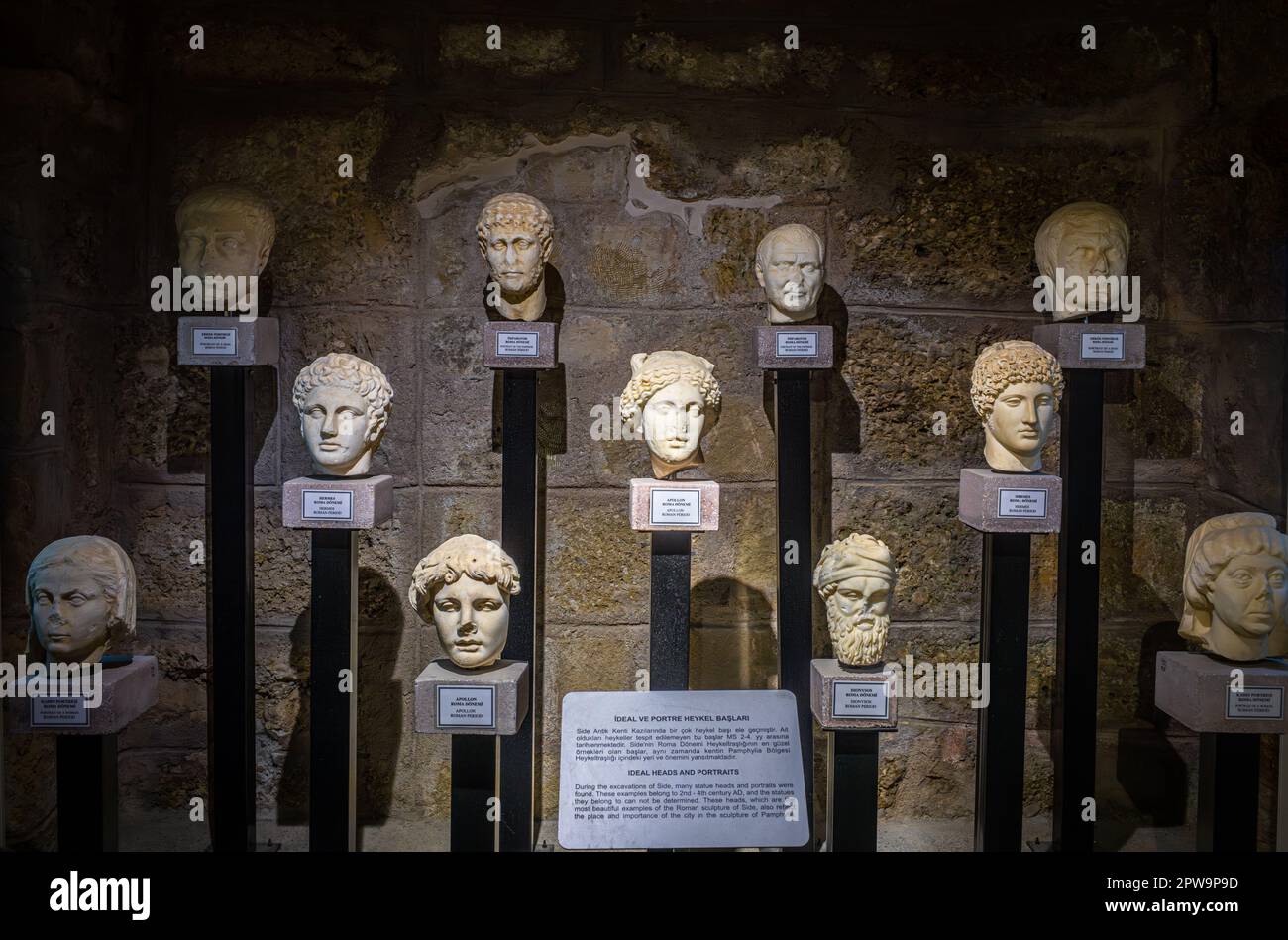 Têtes romaines en marbre de pierre sculpté exposées au Side Museum, province d'Antalya, Turquie (Turkiye). La tête centrale est une représentation du dieu Apollon, Banque D'Images