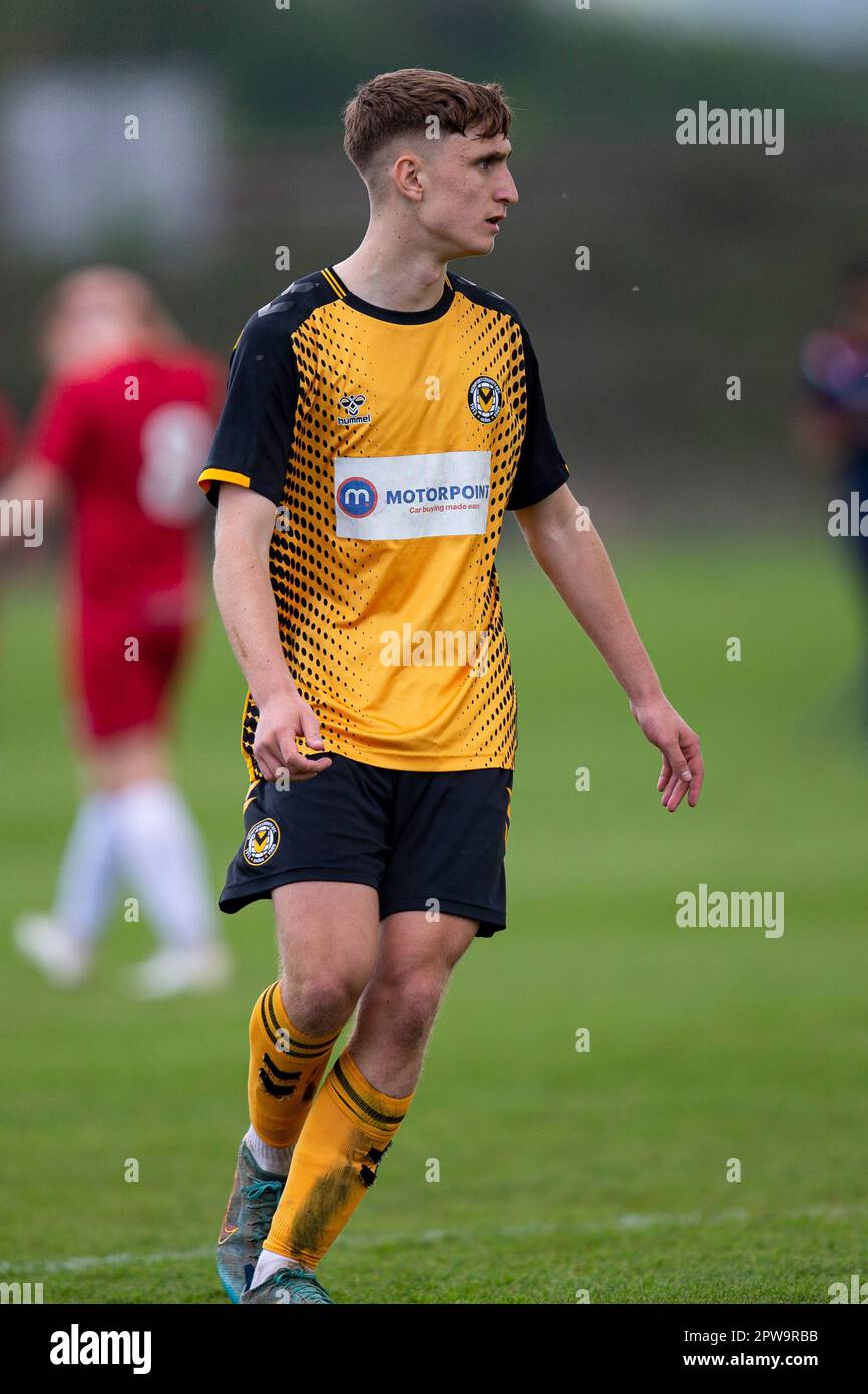 Cheltenham Town U18 v Newport County U18 dans la Ligue de l'Alliance jeunesse de l'EFL le 29th avril 2023. Banque D'Images