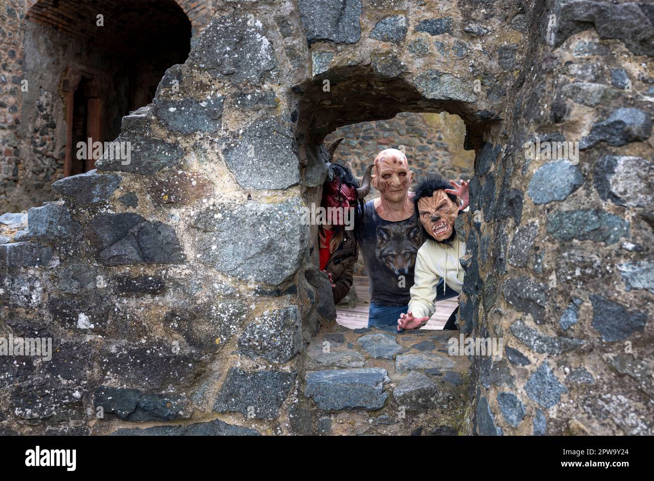 29 avril 2023, Hesse, Mühltal: Casting de monstre au château de Frankenstein, les requérants font leurs premières expériences avec les masques de monstre, ici Andreas Lorenz avec un masque de monstre Freddy Krüger et Lea Wopst et Vanessa Weidemann (à gauche). Des artistes sont recherchés pour le festival d'Halloween. Photo: Helmut Fricke/dpa crédit: dpa Picture Alliance/Alay Live News Banque D'Images