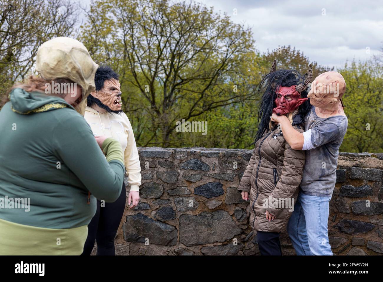 29 avril 2023, Hesse, Mühltal: Casting de monstre au château de Frankenstein, les requérants font leurs premières expériences avec les masques de monstre, Andreas Lorenz avec un masque de monstre Freddy Krüger. Photo: Helmut Fricke/dpa crédit: dpa Picture Alliance/Alay Live News Banque D'Images