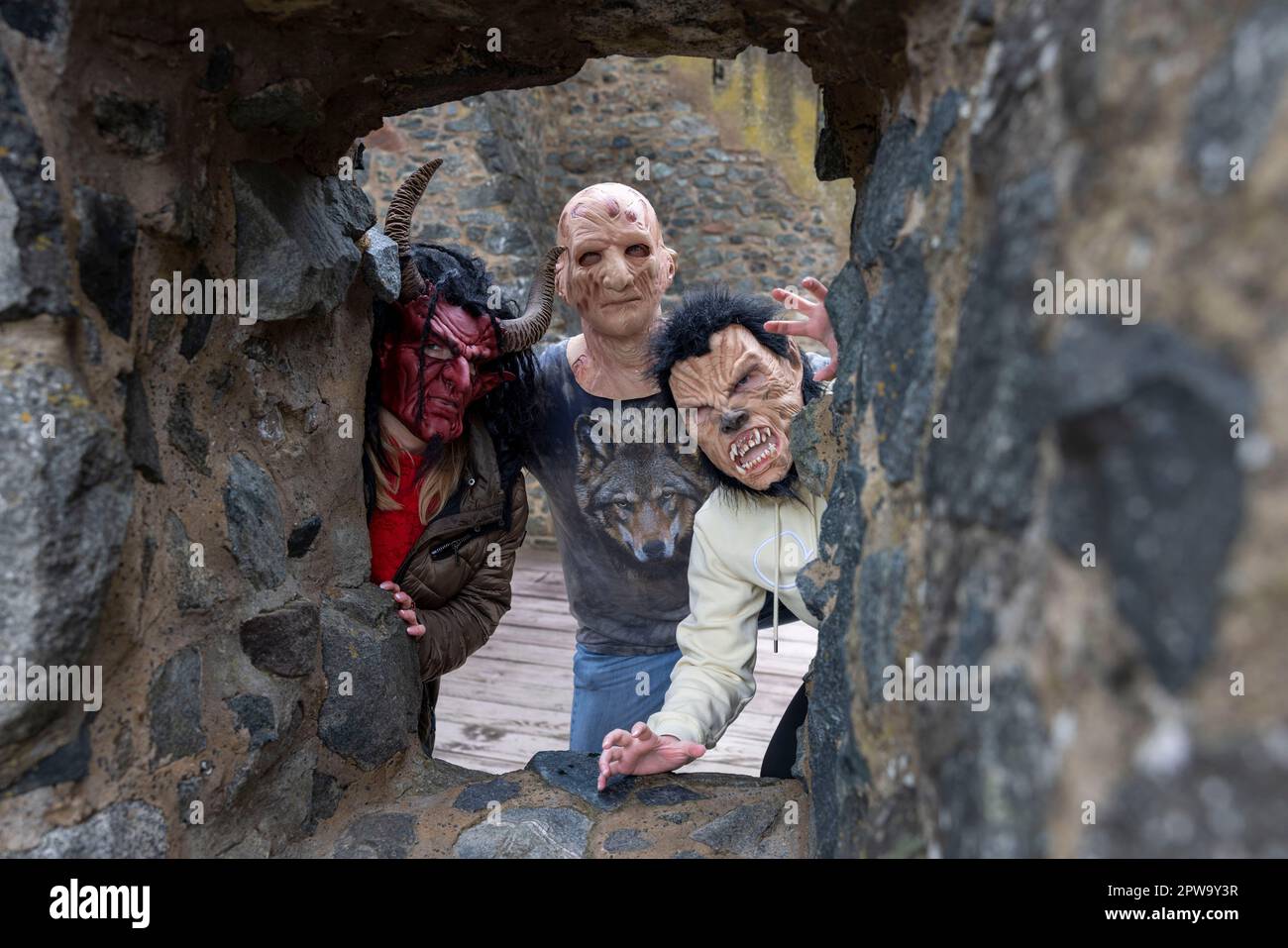 29 avril 2023, Hesse, Mühltal: Casting de monstre au château de Frankenstein, les requérants font leurs premières expériences avec les masques de monstre. Andreas Lorenz peut être vu avec un masque de monstre Freddy Krüger, à côté de lui et Lea Wopst et Vanessa Weidemann (à gauche). Photo: Helmut Fricke/dpa crédit: dpa Picture Alliance/Alay Live News Banque D'Images
